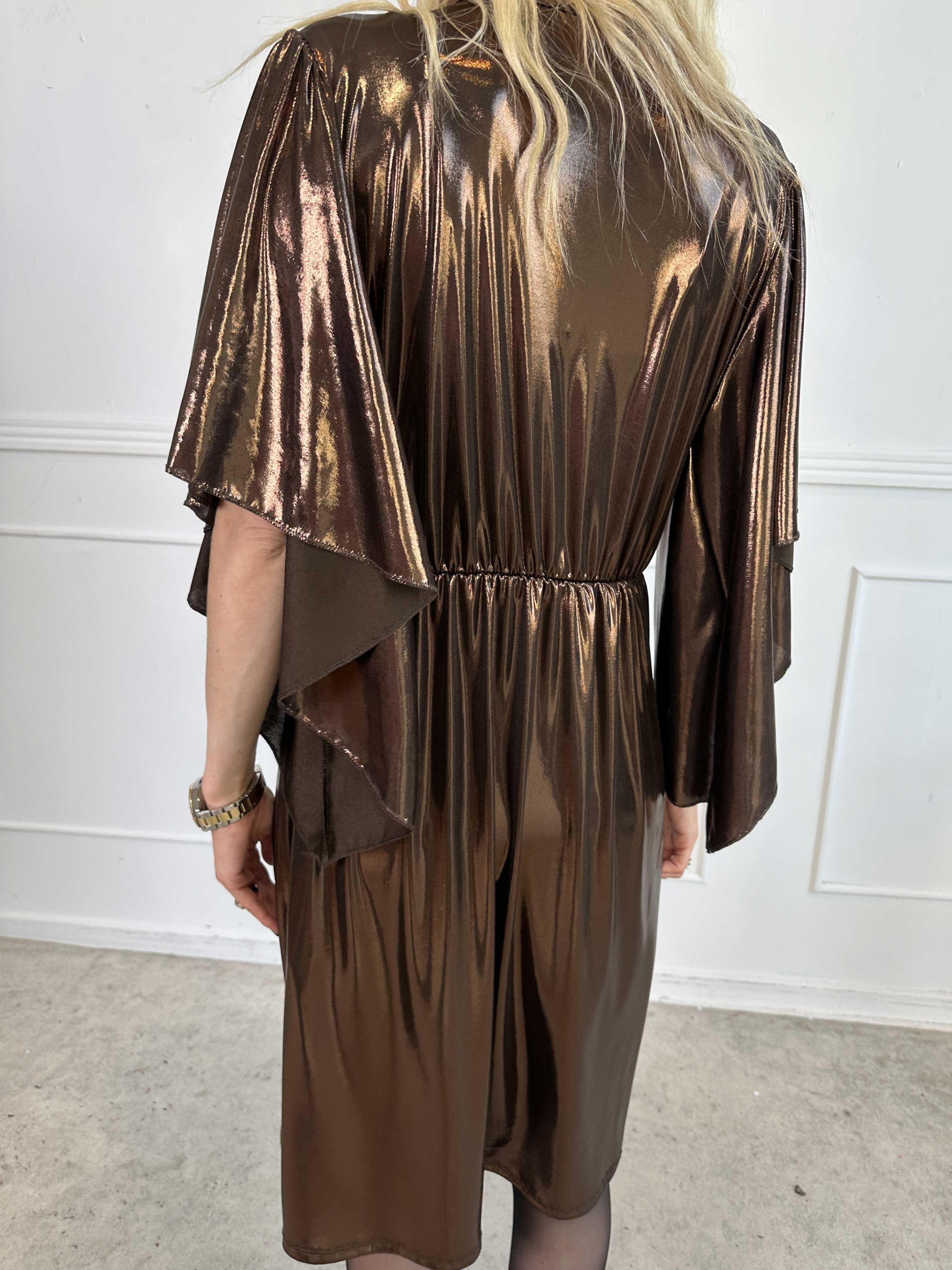 Safi - Elegant kjole shiny materiale med søde ærmer